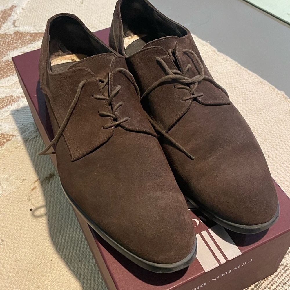 Very worn and beat up men’s Bruno Magli suede brown lace ups.